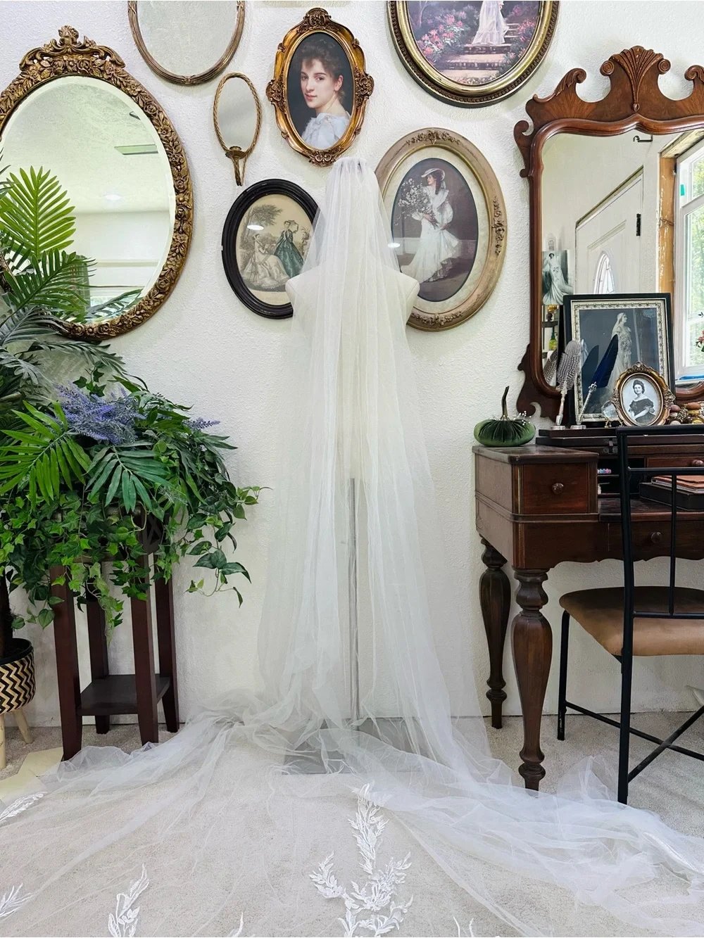 Elegant Long Bridal Veil in White - Classic Sheer Tulle